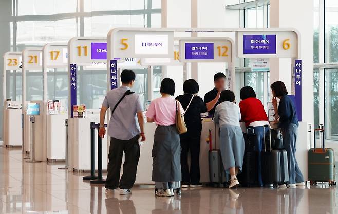 19일 오후 인천국제공항 여행사 카운터에서 시민들이 안내를 받고 있다. 사진=뉴스1