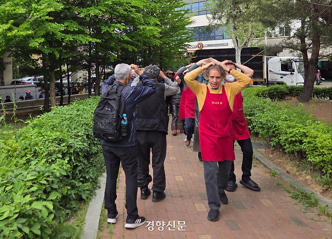 김하종 신부(사진 오른쪽)가 지난달 27일 경기 성남시 중원구 하대원동 ‘안나의집’을 찾은 사람들에게 인사하고 있다. 김태희기자