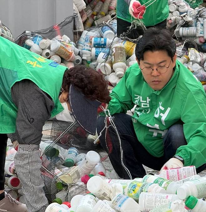 허승규 녹색당 경북 안동시의원 후보가 지난달 20일 안동시 남선면 새마을부녀회와 함께 농약 빈 병 분류 작업을 하고 있다. 허 후보 제공