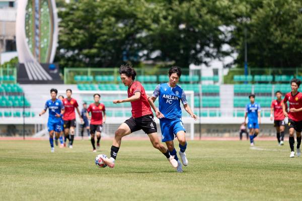 경남 통영에서 고교 축구 최강자를 가리는 무학기 축구대회가 오는 8일부터 열전에 돌입한다. 사진은 지난해 대회 장면. 통영시 제공