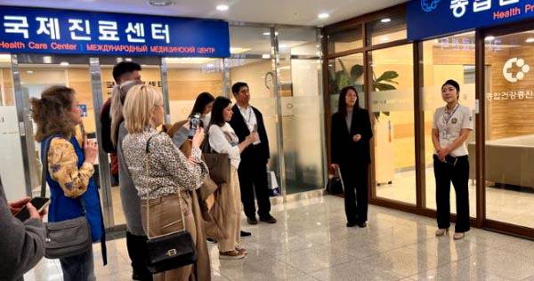 지난해 부산 방문 외국인 의료관광객 수가 전년 대비 급증한 것으로 나타났다. 사진은 부산의 한 대학병원 국제진료센터에서 외국인 의료관광객들이 설명을 듣는 모습.  부산경제진흥원 제공