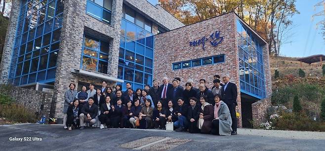 미국 Calvin 신학교 총장과 함께한 '디모데 지도자 훈련과정' 수료생들. 다니엘의샘 연구원에서 촬영했다.