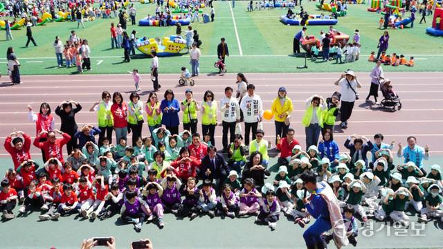 고양시어린이집연합회 주관으로 29일 고양어울림누리 별누리경기장에서 열린 ‘고양어린이행복놀이세상’ 행사에 참석한 지방선거 출마 예비후보들이 어린이들과 함께 기념촬영을 하고 있다. 신진욱기자
