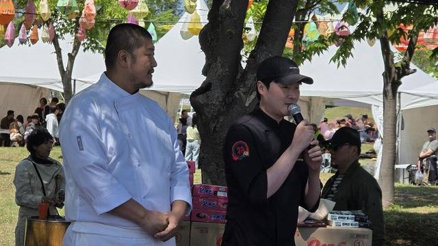 넷플릭스 인기 프로그램 ‘흑백요리사’ 출신 김병묵(야키토리왕), 조광효(만찢남) 셰프가 구석기 바비큐 존에서 관람객과 이야기를 나누고 있다.이나경 기자
