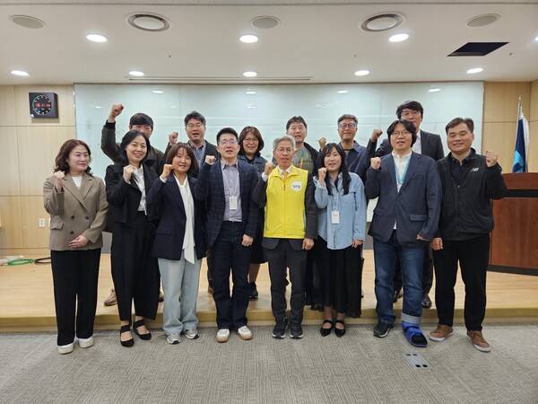 ▲2026년 4월28일 권영국 정의당 서울시장 후보와 TBS 노사가 간담회를 가진 뒤 기념 사진을 찍으며 구호를 외치고 있다. 사진=정의당