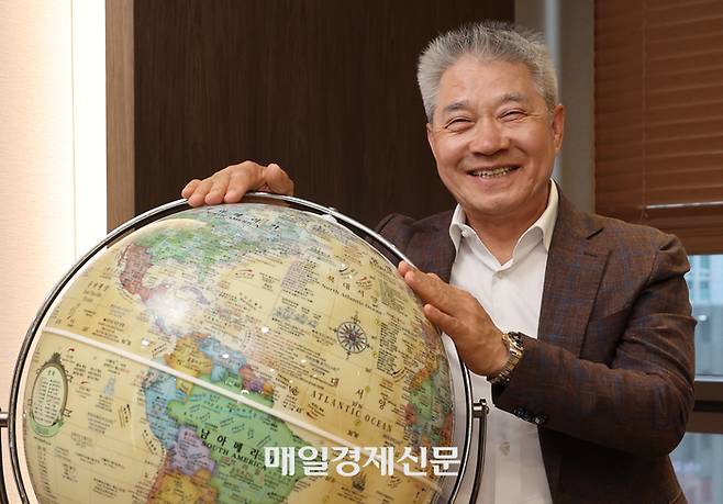 강방천 에셋플러스자산운용 설립자가 경기도 판교에 위치한 사옥 집무실에서 지구본을 만지고 있다. 그는 어린 시절 지도를 보면서 상상의 나래를 펼쳤다. [이승환기자]