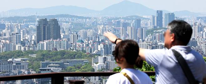 지난달 26일 서울 남산에서 바라본 도심 곳곳에 아파트가 빼곡하다. [연합뉴스]