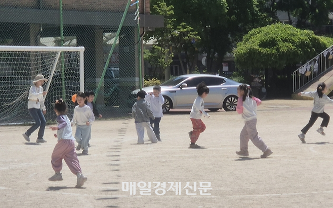 지난달 30일 서울 동대문구 안평초등학교 운동장에서 점심 시간에 아이들이 뛰어놀고 있다. [이용익 기자]