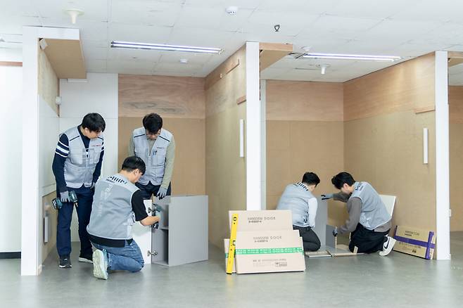 한샘아카데미 방배에서 홈테크 엔지니어 교육생들과 직원들이 시공 실습 교육을 받고 있다. <한샘>