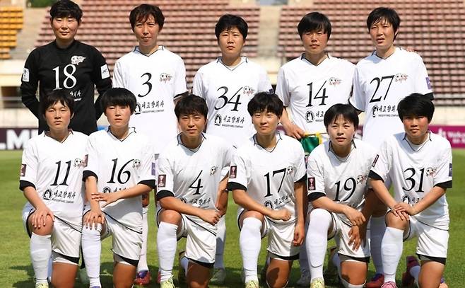 북한 내고향여자축구단이 17일 방한한다. 사진은 내고향팀 선수들이 지난 3월 라오스 비엔티엔에서 열린 AFC 여자 챔피언스리그 8강 호찌민(베트남)과 경기를 앞두고 기념 촬영한 모습. AFC