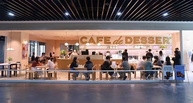 파리바게뜨가 서울 강남구 서초역 인근에 내놓은 디저트 특화 콘셉트 매장 ‘카페 드 디저트(CAF de DESSERT)’. 파리바게뜨