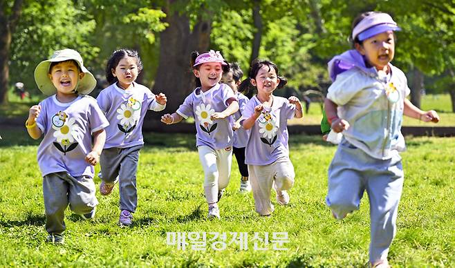 어린이날을 하루 앞둔 4일 서울 광진구 어린이대공원에 현장학습을 나온 어린이들이 잔디밭에서 뛰어놀고 있다. 한주형 기자