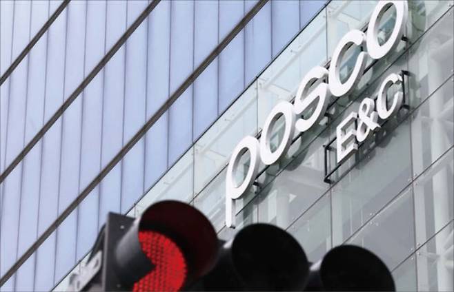 포스코이앤씨가 공사 중단 여파로 실적이 급격히 악화한 가운데 재무 리스크와 미분양, 책임준공 리스크까지 겹치며 복합 위기에 빠졌다. 사진은 포스코이앤씨 송도사옥 앞 신호등에 빨간불이 켜져 있는 모습. (뉴스1)