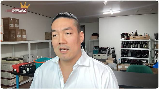 유튜버 와인킹이 안성재 셰프가 운영하는 파인다이닝 레스토랑 '모수 서울'의 와인 논란과 관련해 실수가 아닌 '와인 사기'에 해당한다고 비판했다. /사진=와인킹 유튜브 캡처