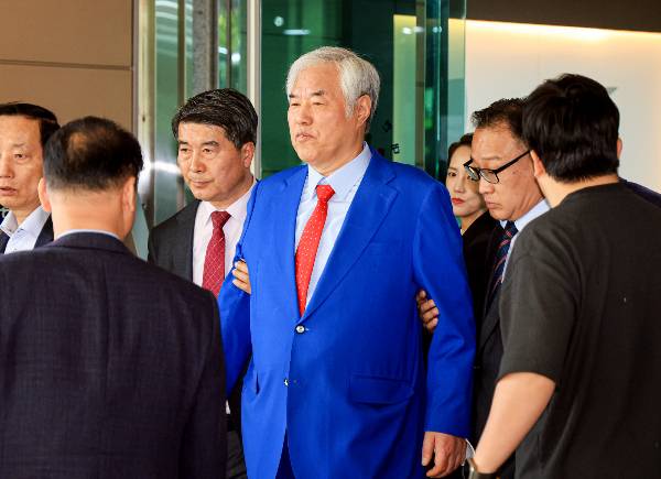 전광훈 사랑제일교회 목사가 윤석열 전 대통령을 향해 '배짱이 없다'고 지적했다. 사진은 서울서부지법 난동 사태 배후로 지목돼 수건조물침입교사 혐의 등으로 기소된 전광훈 사랑제일교회 목사가 지난달 17일 서울 마포구 서울서부지법에서 열린 재판을 마치고 법원을 나서는 모습. /사진=뉴스1
