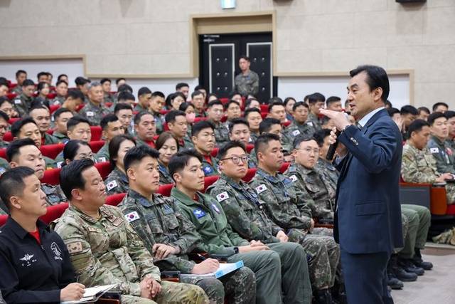 안규백 국방부장관이 지난달 7일 강원 원주시 공군 제8전투비행단을 방문해 특별강연을 실시하고 있다. 국방부 제공