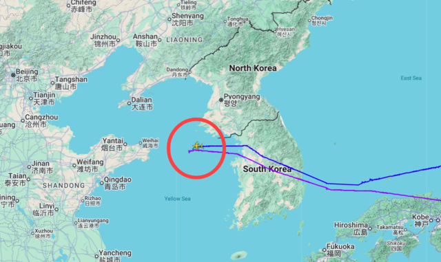 미국 알래스카주를 출발한 공군 보잉 C-17 수송기가 중국 베이징 방향으로 향하는 모습. 해당 항공기는 서해에서 비행기 추적장치를 껐고, 약 6시간 후 같은 위치에서 추적장치를 다시 켠 후 일본 도쿄로 향했다. 플라이트레이더24 캡처