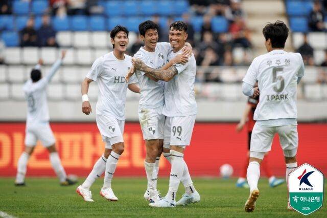 부산 아이파크가 3일 김해종합운동장에서 열린 김해FC2008과의 10라운드 원정 경기에서 1-0으로 승리했다. 골을 넣은 뒤 기뻐하고 있는 부산 선수단./프로축구연맹 제공