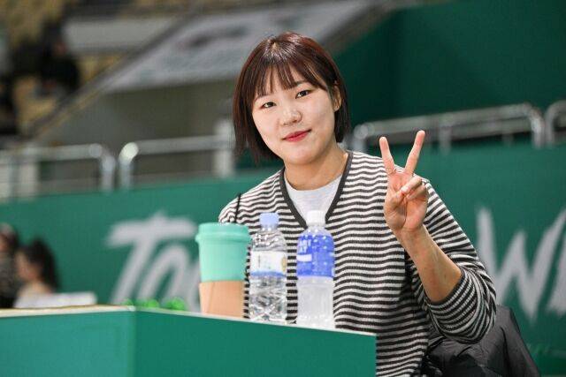 LA 스팍스 박지현이 포즈를 취하고 있다./WKBL 제공