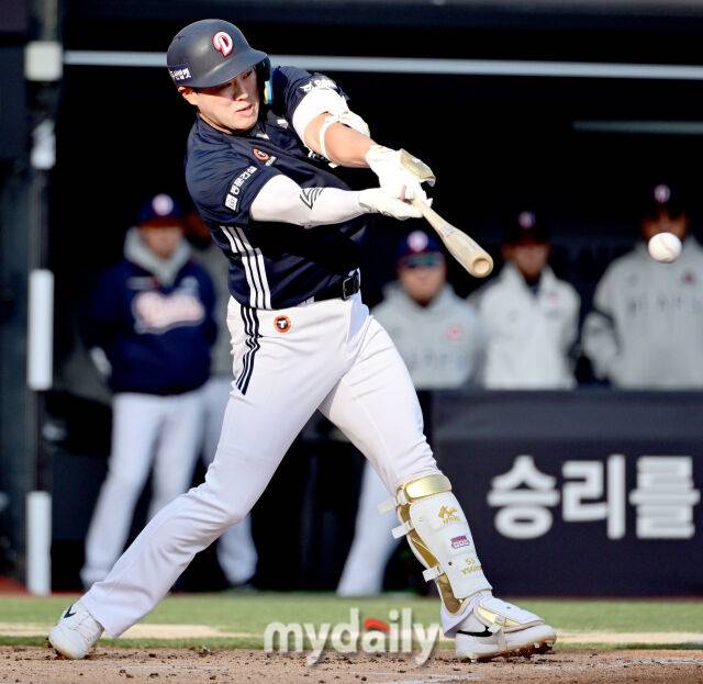 두산 양석환이 4월 11일 KT전에서 타격하고 있다./유진형 기자