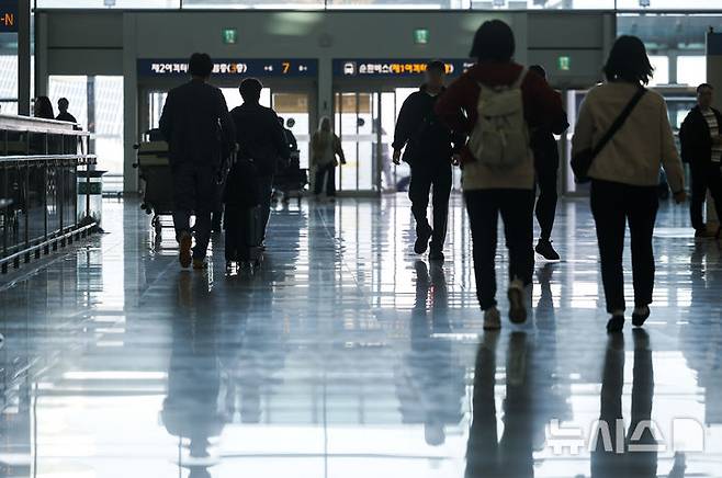 [인천공항=뉴시스] 정병혁 기자 = 25일 인천국제공항에서 공항이용객들이 이동하고 있다. 2026.03.25. jhope@newsis.com