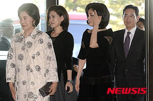 [서울=뉴시스]최진석 기자 = 이재용 삼성전자 모친인 홍라희 전 리움미술관장을 비롯해 이부진 호텔신라 사장, 이서현 삼성복지재단 이사장 등 삼성가(家) 세 모녀의 주식담보대출 금액이 1년새 2조원 이상 증가했다. 사진은 2015년 6월1일 신라호텔에서 열린 호암상 축하 만찬에 참석하는 홍라희 전 리움미술관장(왼쪽부터), 이서현 삼성복지재단 이사장, 이부진 호텔신라 사장, 이재용 삼성전자 회장. myjs@newsis.com *재판매 및 DB 금지