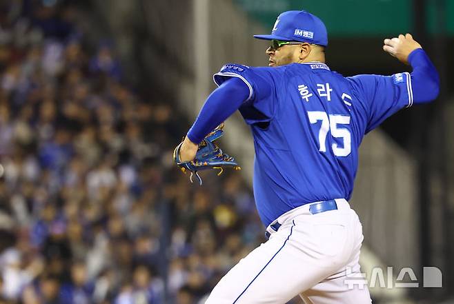 [서울=뉴시스] 황준선 기자 = 28일 서울 송파구 잠실야구장에서 열린 2026 KBO 리그 삼성 라이온즈와 두산 베어스의 경기, 6회 말 삼성 선발 후라도가 역투하고 있다. 2026.04.28. hwang@newsis.com