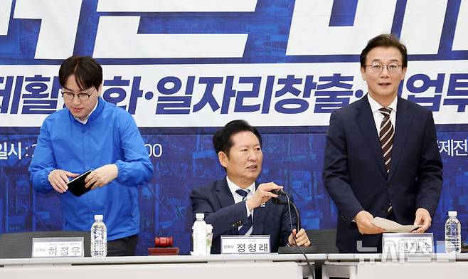 [부산=뉴시스] 하경민 기자 = 정청래 더불어민주당 대표가 4일 부산 동구 부산항 국제전시컨벤션센터에서 열린 부산 현장 최고위원회 회의에 참석해 전재수 부산시장 후보, 부산 북갑 보궐선거 예비후보인 하정우 전 청와대 AI미래기획수석 등과 자리에 앉고 있다. 2026.05.04. yulnetphoto@newsis.com