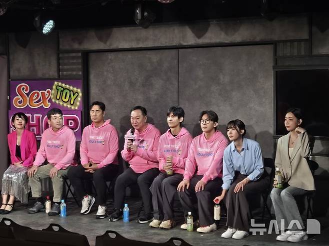 [서울=뉴시스]김주희 기자=연극 '핑크트럭' 프레스콜이 4일 서울 종로구 대학로 스타릿홀에서 열렸다. '핑크트럭'에는 배우 박상면, 김성수 등이 출연한다. 2026.05.04.