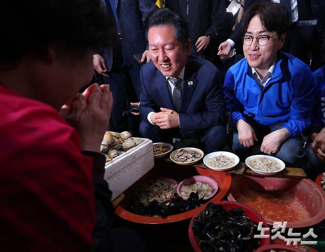 3일 오후 부산 북구 구포시장에서 더불어민주당 정청래 대표와 북갑 국회의원 보궐선거 출마를 공식화한 하정우 전 청와대 AI 미래기획수석이 상인들과 대화를 나누고 있다. 연합뉴스