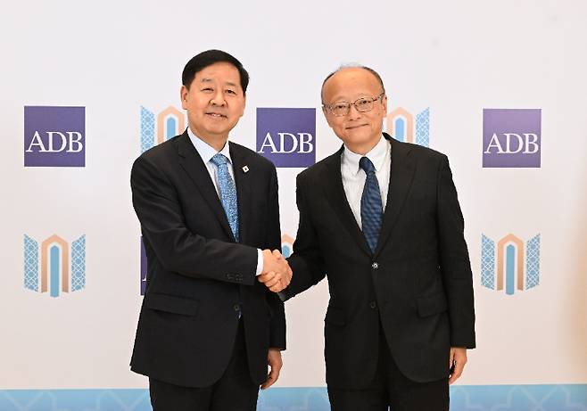 한·중·일 재무장관회의와 아세안+3(ASEAN+3) 재무장관회의 및 아시아개발은행(ADB) 연차총회 참석차 우즈베키스탄 사마라칸트를 방문 중인 구윤철(왼쪽) 부총리 겸 재정경제부 장관이 3일(현지시간) 콘글래서센터에서 칸다 마사토 아시아개발은행(ADB) 총재와 면담에 앞서 악수하며 인사를 하고 있다. 재정경제부 제공