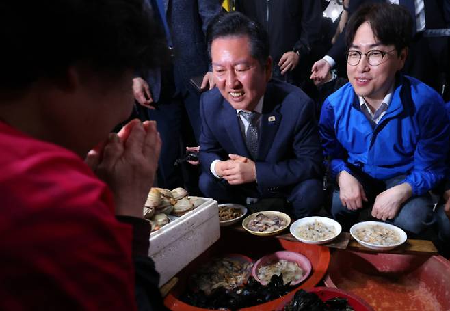 3일 오후 부산 북구 구포시장에서 더불어민주당 정청래 대표와 북갑 국회의원 보궐선거 출마를 공식화한 하정우 전 청와대 AI 미래기획수석이 상인들과 대화를 나누고 있다. 연합뉴스