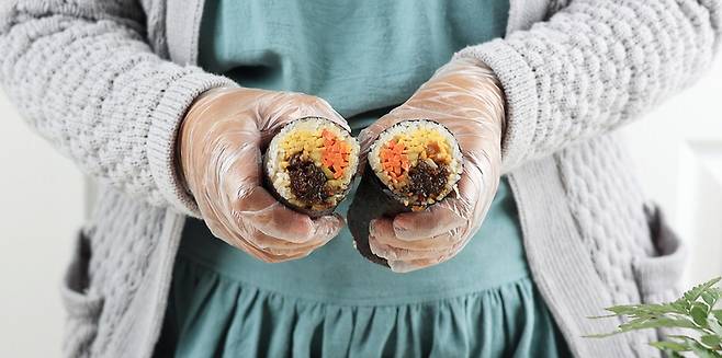 김밥은 밥과 달걀, 햄, 채소, 기름이 함께 들어간 복합조리식품이다. 표면의 끈적임, 김의 눅눅함, 평소와 다른 냄새가 느껴지면 폐기하는 게 안전하다. 게티이미지