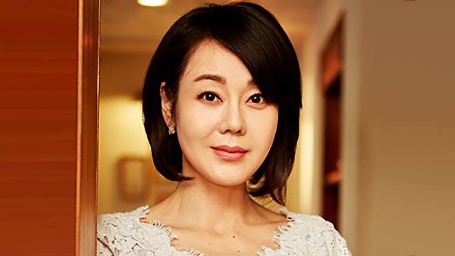 화려한 조명보다 텍스트에 담긴 진심을 함께 읽어내던 동행. 그녀에게 할리우드는 남편이라는 가장 든든한 방패가 있었기에 넘을 수 있는 벽이었다.&nbsp;뉴시스