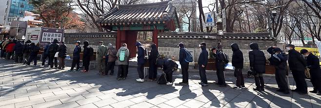 서울 종로구 탑골공원 인근 무료급식소 앞에서 어르신들이 길게 줄 서 있다. 뉴시스