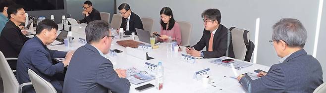 1기 첫 회의 지난달 30일 서울 용산구 세계일보 사옥에서 열린 세계일보 제1기 독자권익위원회의 첫 회의에서 참석자들이 한 달여 세계일보가 보도한 기사를 놓고 토론을 펼치고 있다. 이제원 선임기자