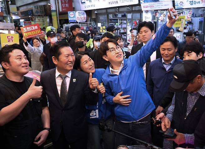 더불어민주당 정청래(왼쪽 두 번째) 대표와 부산 북구갑 보궐선거에 출마한 하정우(네 번째) 후보가 부산 구포시장에서 상인들과 기념촬영을 하고 있다. 부산 연합뉴스