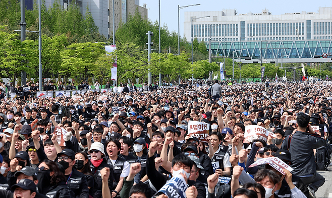 지난달 23일 경기도 평택시 삼성전자 평택캠퍼스 인근에서 삼성전자 노조가 영업이익 15%를 성과급으로 요구하며 대규모 결의대회를 갖고 있다. 성형주 기자 2026.04.23
