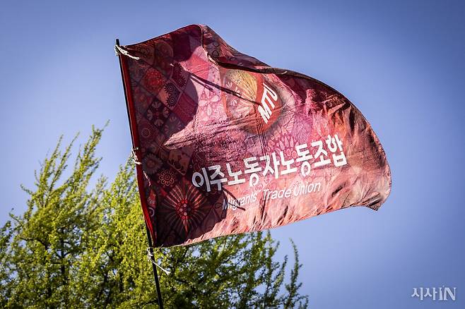 이주노동자노동조합 깃발이 바람에 휘날리고 있다. ⓒ시사IN 박미소