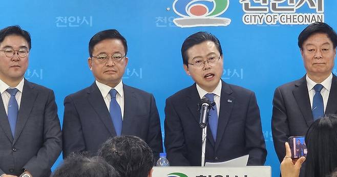 장기수 더불어민주당 천안시장 후보(오른쪽 두번째)가 4일 천안시청 브리핑실에서 기자회견을 하고있다. ⓒ전종규 시사저널