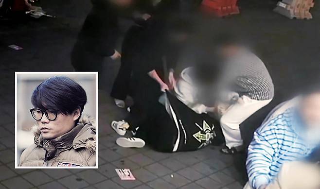 김창민 감독을 식당 밖으로 끌고 나가 집단폭행하는 가해자들. CCTV 화면과 김창민 감독(작은 사진) ⓒJTBC 방송화면 캡처·뉴시스