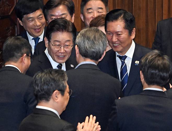 이재명 대통령이 4월2일 국회 본회의장에서 중동 사태 대응을 위한 추가경정예산안 관련 시정연설을 하기 위해 들어서며 의원들과 인사를 나누고 있다. ⓒ시사저널 이종현