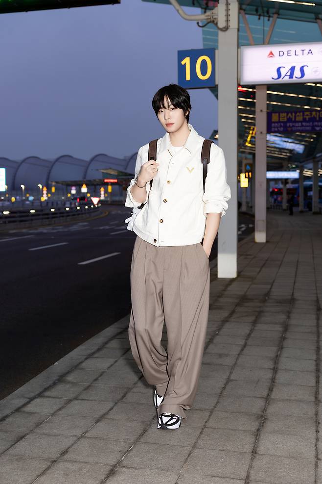 미국 뉴욕으로 출국 중인 배우 안효섭. 발렌티노 제공