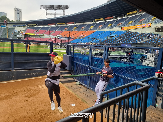 LG 김윤식이 2022년 여름 김광삼 코치와 허리밴드 훈련을 하고 있다. 경향신문 DB