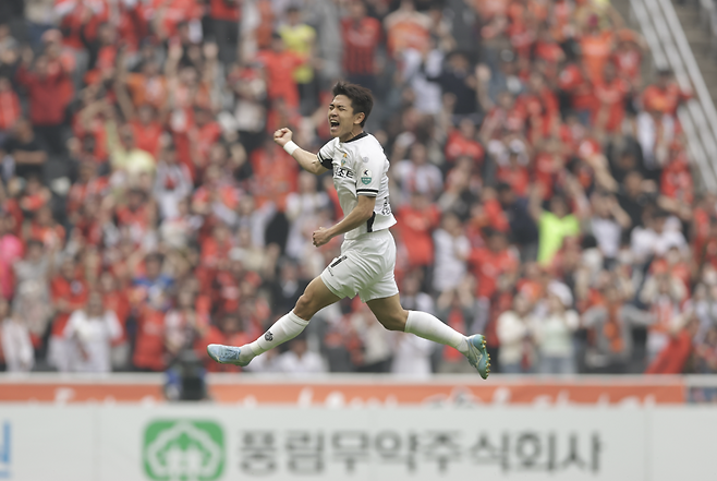 강원 김대원이 2일 인천전에서 결승골을 넣은 뒤 기뻐하고 있다. 프로축구연맹