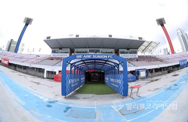 수원FC 남자프로축구단과 수원FC위민 여자축구단이 홈 구장으로 사용하는 수원종합운동장 본부석 모습.