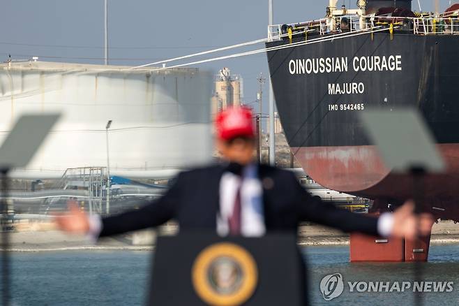 지난 2월 27일(현지시간) 미 텍사스주 코퍼스 크리스티항에서 연설하는 트럼프 대통령 [AP=연합뉴스 자료사진. 재판매 및 DB 금지]