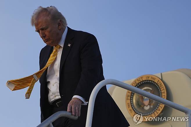 2일(현지시간) 마이애미 국제공항에 도착한 도널드 트럼프 미국 대통령 [AP 연합뉴스]