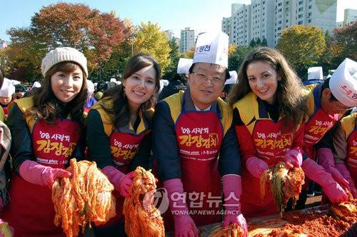 크리스티나(맨 오른쪽) 지난 2008년 11월 법무부 서울 출입국관리사무소 주최 '사랑의 김장김치 나누기' 행사에 참여했을 당시 크리스티나. [연합뉴스 자료사진]