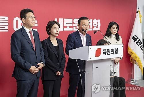공천 결과 발표하는 국민의힘 공천관리위     (서울=연합뉴스) 황광모 기자 = 국민의힘 중앙당 공천관리위원회 박덕흠 위원장을 비롯한 공관위원들이 1일 서울 여의도 국민의힘 중앙당사에서 충북 청주시장 후보 공천 결과를 발표하하고 있다. 2026.5.1
    hkmpooh@yna.co.kr
(끝)